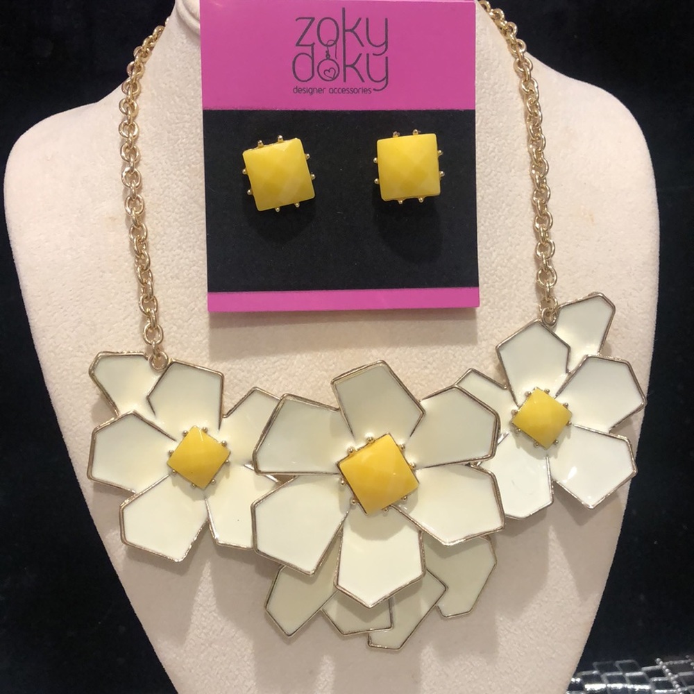 Vintage Enameled White Yellow Statement Daisy Necklace & Earrings Set-NWT
